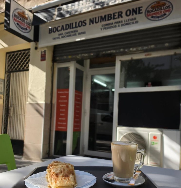 Fachada de Bocadillos Number One con un plato de msemen y un café