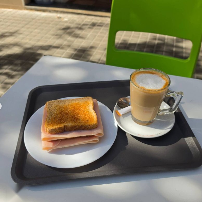 Tostada con jamón York y un café con leche